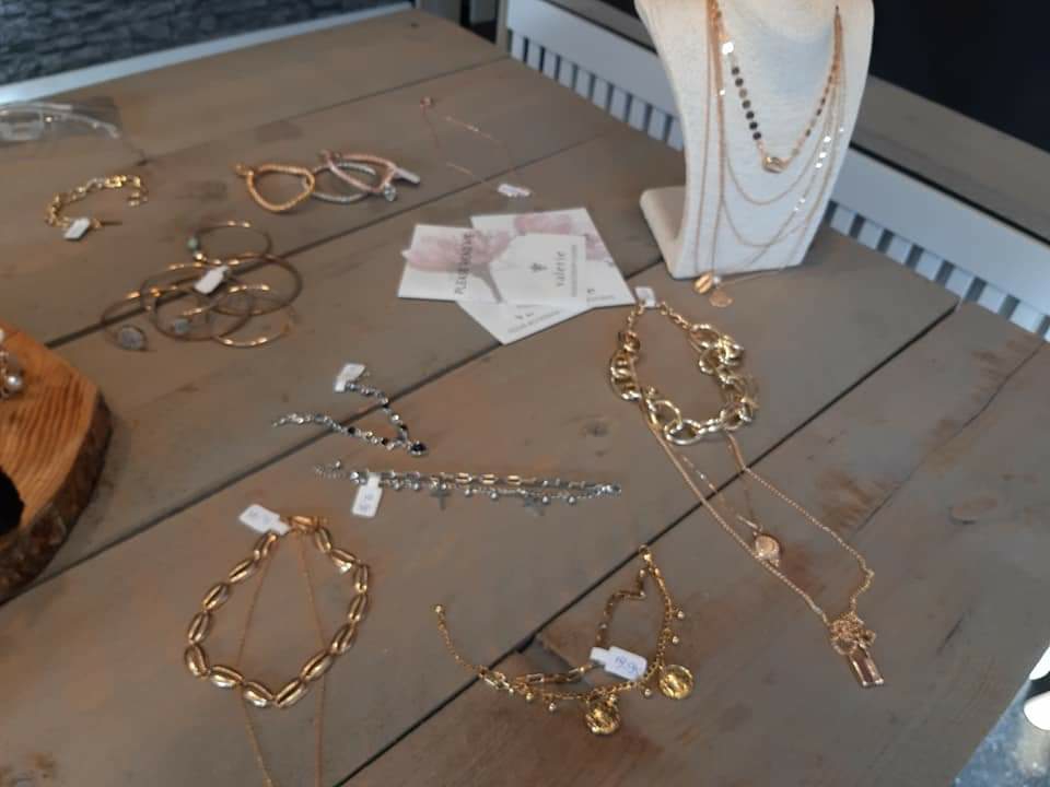 Sieraden en kettingen in de salon